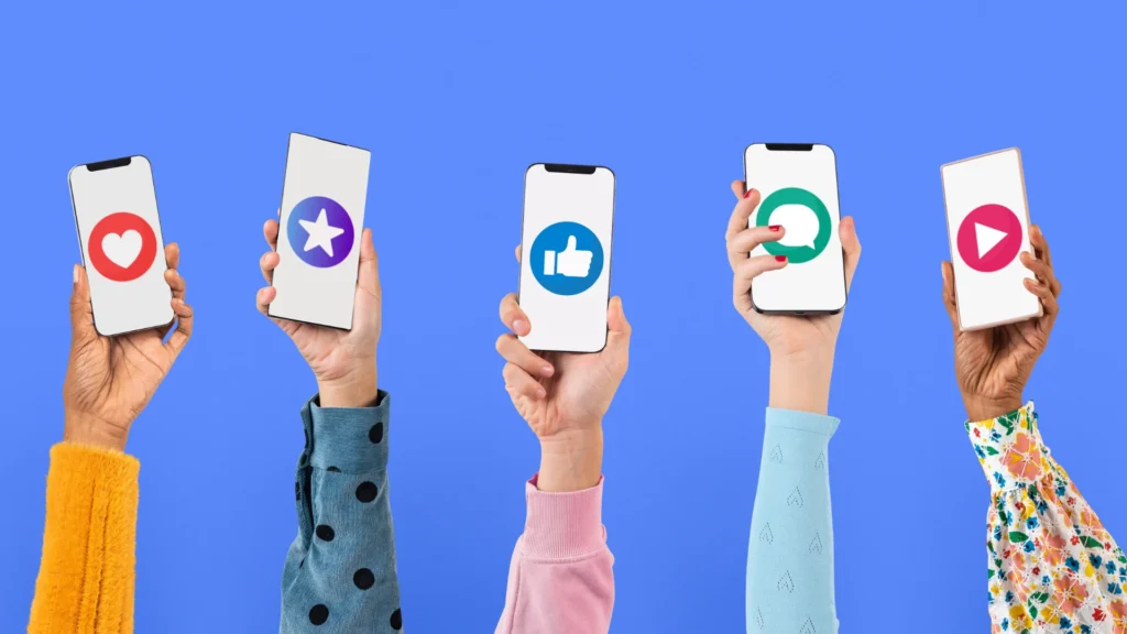 Blauwe achtergrond met handen voor die telefoons vasthouden met like iconen van social media